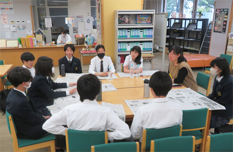生徒が次々と自らの意見を述べ、にぎやかに話し合った新聞Cafe