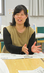 意見交換の合間に質問などをして新たな意見を引き出す九渡教諭