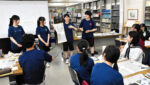 でき上がったまわしよみ新聞を発表する札幌東高の生徒たち