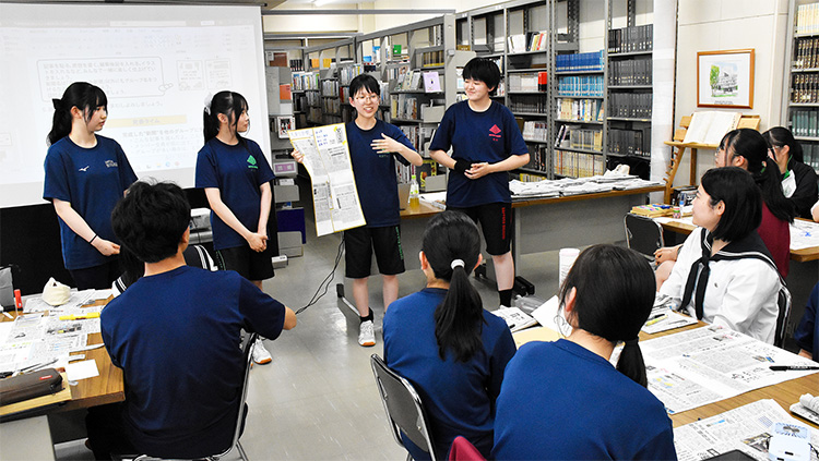 でき上がったまわしよみ新聞を発表する札幌東高の生徒たち