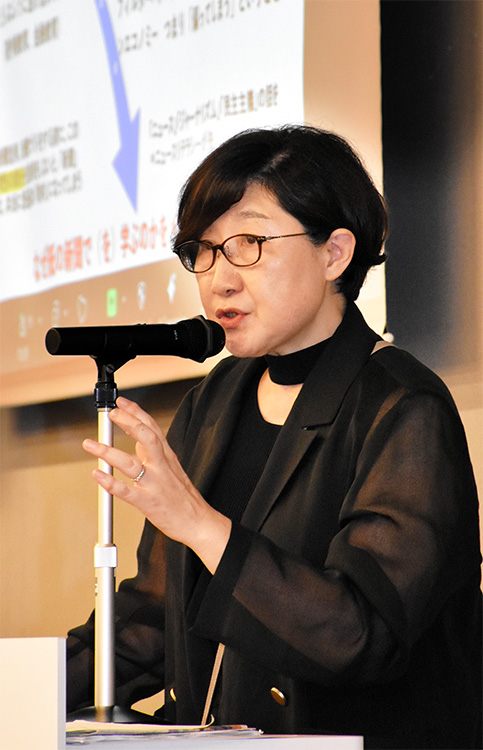 メディアリテラシーとNIEについて語る尾高泉さん(菊地賢洋撮影)