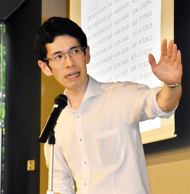 新聞を活用した授業について紹介する川端裕介教頭(菊地賢洋撮影)