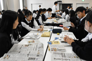 高文連釧根支部の催しで、選んだ記事について班内で説明、交流する生徒たち