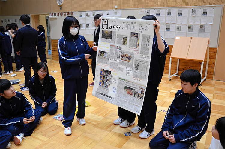 出来上がった新聞を他の班に紹介する上西春別中の生徒たち